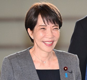 Prime Minister Sanae Takaichi enters the prime minister's office in Tokyo, April 23, 2026. (Mainichi/Akihiro Hirata)