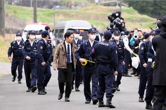 On April 15, 2026, police officers head toward the home of 11-year-old Yuki Adachi, who was found dead, in Nantan, Kyoto Prefecture. (Mainichi/Rintaro Nagasawa)