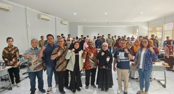 Sebanyak 60 pelajar dan mahasiswa di Surabaya mengikuti pembinaan kepemimpinan selama dua hari. Mereka ditempa melalui simulasi kasus nyata untuk menjadi pemimpin muda adaptif di era digital. Foto alup
