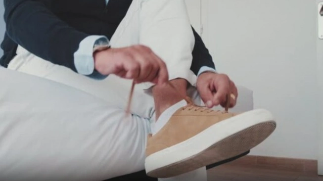 sepatu lari saat dibawa kerja