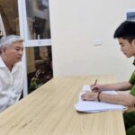 Ông Nguyễn Ngọc Ngân làm việc với công an - Ảnh: Công an Hà Nội
