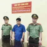 Cơ quan an ninh điều tra Công an tỉnh Tuyên Quang khởi tố bị can Phạm Quốc Dương về tội lừa đảo, chiếm đoạt tài sản và làm giả tài liệu, con dấu của cơ quan, tổ chức - Ảnh: TUẤN ANH