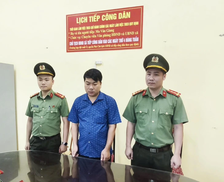 Cơ quan an ninh điều tra Công an tỉnh Tuyên Quang khởi tố bị can Phạm Quốc Dương về tội lừa đảo, chiếm đoạt tài sản và làm giả tài liệu, con dấu của cơ quan, tổ chức - Ảnh: TUẤN ANH