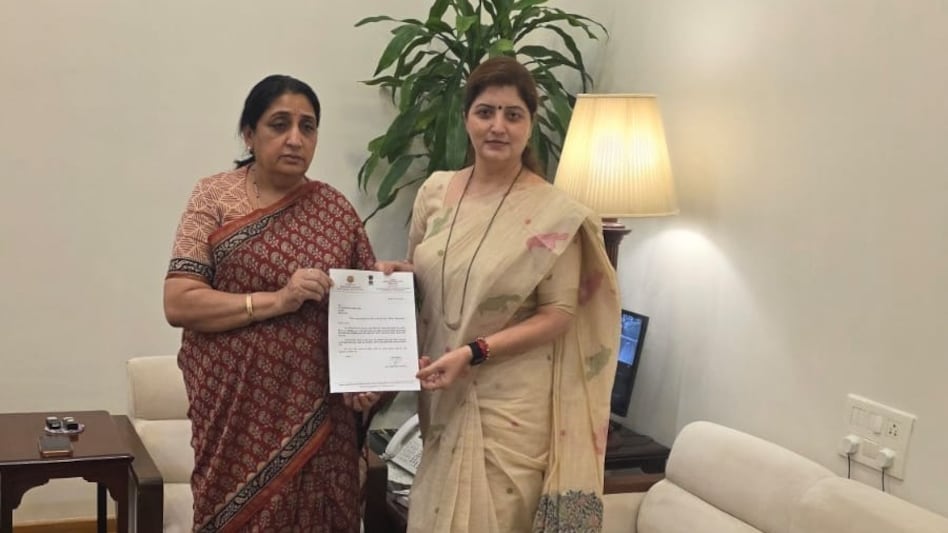 रुपाली चाकणकर ने अपने पद से इस्तीफा दिया (Photo: ITG)