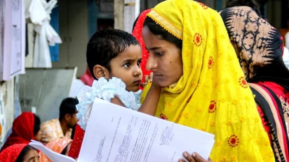 वोट डालने के लिए वापस गांव लौट रहे हैं लोग (Photo-PTI)