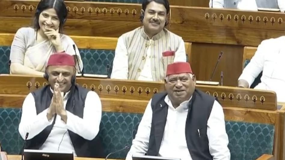 पीएम मोदी ने सपा मुखिया अखिलेश यादव को कहा दोस्त तो उन्होंने हाथ जोड़ लिए