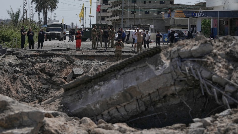 इजरायली हमले में तबाह लेबनान के शहर टायर की तस्वीर (Photo: AP)