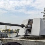 भारतीय नौसेना का गाइडेड मिसाइल डेस्ट्रॉयर विशाखापट्टनम. नौसेना के सात जंगी जहाज अरब सागर में तैनात हैं. (File Photo: PTI)