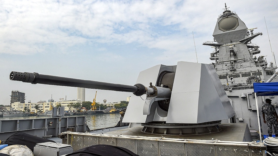 भारतीय नौसेना का गाइडेड मिसाइल डेस्ट्रॉयर विशाखापट्टनम. नौसेना के सात जंगी जहाज अरब सागर में तैनात हैं. (File Photo: PTI)