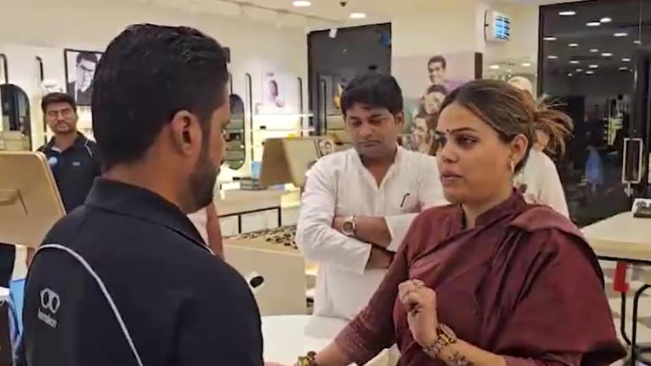 Kalava, Mangalsutra, and Tikka: Major Clash at Mumbai’s Lenskart Showroom After Employee’s Revelation