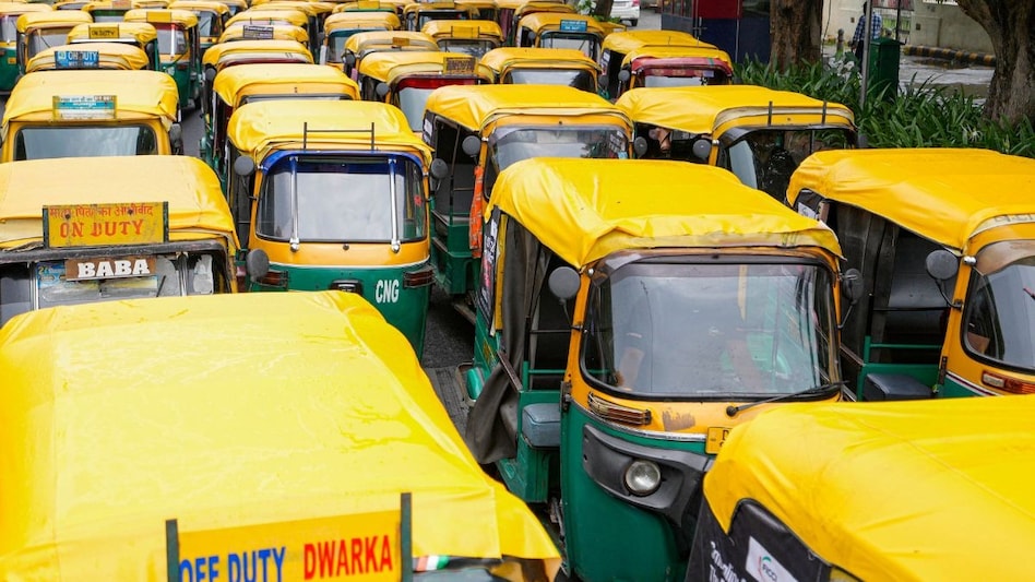 संजय निरुपम ने कहा-ऑटो और टैक्सी चालकों को टूटी-फूटी और कामचलाऊ मराठी बोलने की अनुमति दी जानी चाहिए. (Photo: ITG)