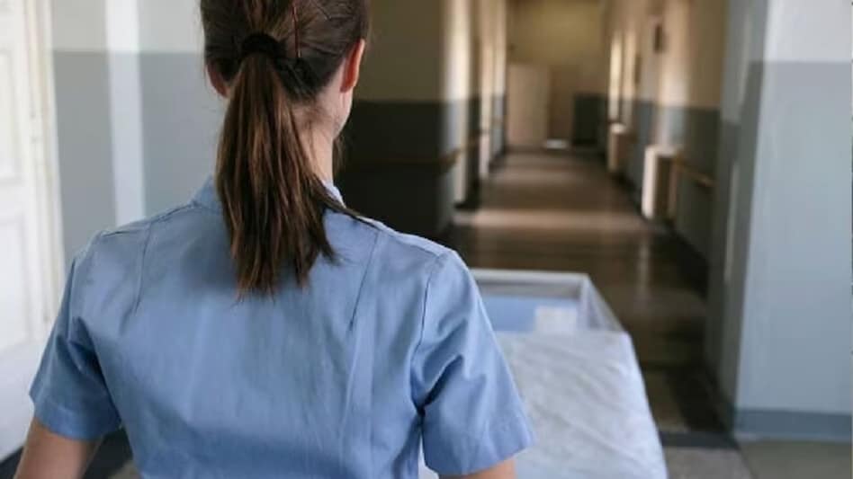 फर्जी विज्ञापनों के जाल में फंसी नर्स. (Photo: Representational)