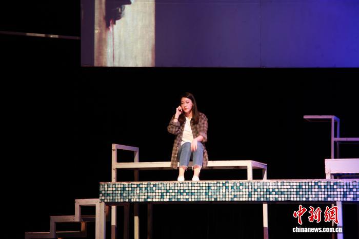 图为台青宋彤参与创作并演出剧目《爸爸的信》。 (宋彤 供图)