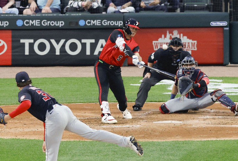 Munetaka Murakami of the Chicago White Sox hits a home run against the Washington Nationals at Rate Field in Chicago, April 24, 2026. (Kyodo)