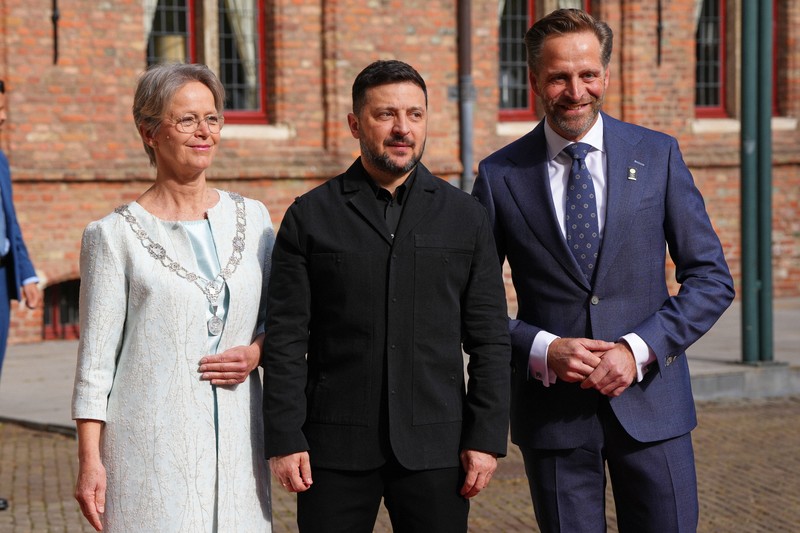 The The King's Commissioner of Zeeland Hugo de Jonge, right, and the Mayor of Middleburg Yvonne van Mastrigt, left, welcome Ukraine's President Volodymyr Zelenskyy for the International Four Freedoms Award ceremony in Middelburg, Netherlands, April 16, 2026. (AP Photo/Peter Dejong)