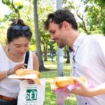 Du khách nước ngoài trải nghiệm ẩm thực với bánh mì - Ảnh: HỮU HẠNH