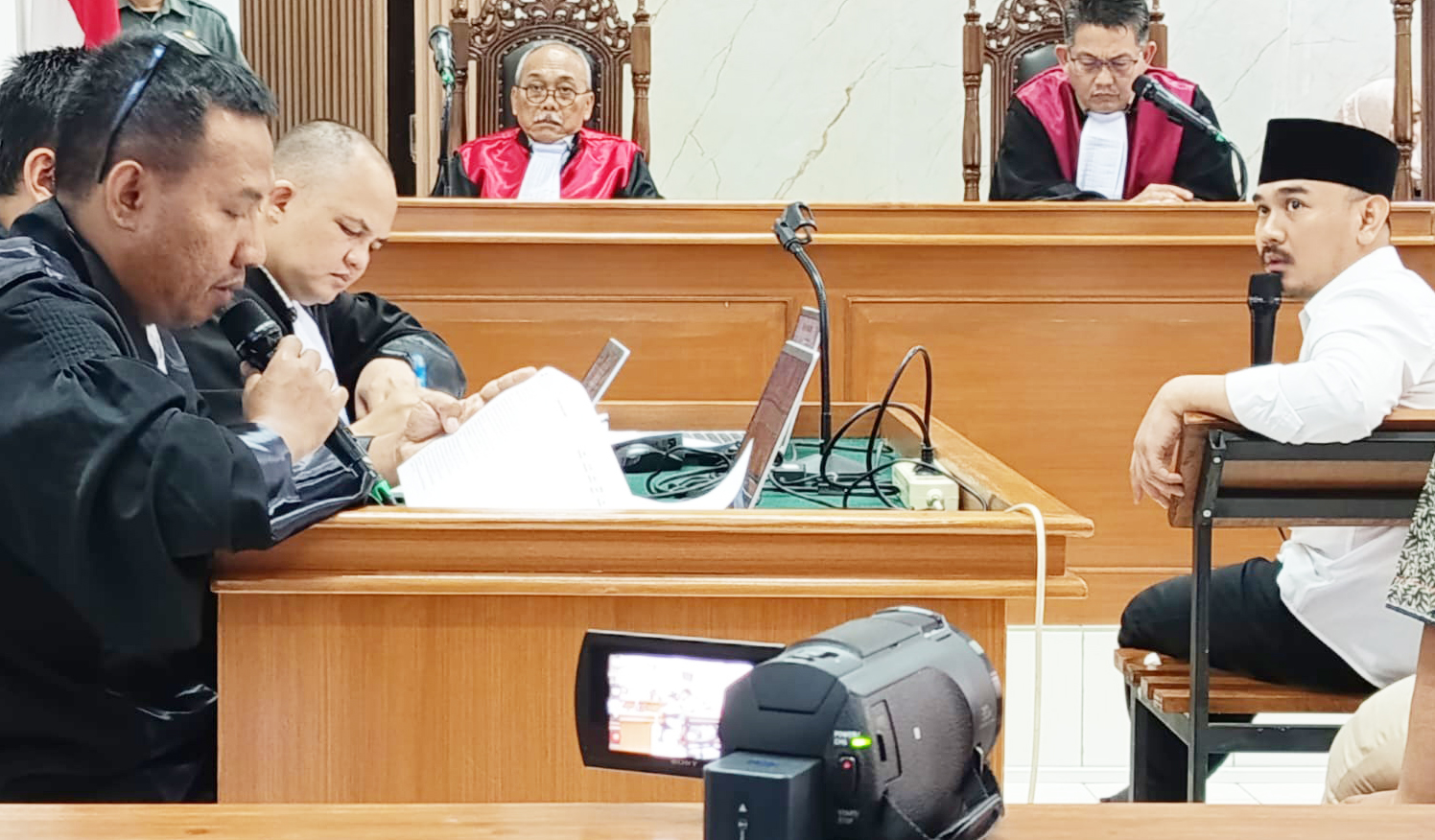 Bupati Bekasi non aktif ADK pada saat memberikan kesaksian menjadi fakta persidangan dihadapan jaksa KPK dan Hakim Tipikor