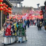 游客在山西平遥古城换装游玩。新华社记者曹阳 摄