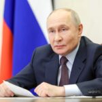 Tổng thống Nga Vladimir Putin chủ trì cuộc họp với các thành viên chính phủ qua hình thức hội nghị trực tuyến tại Matxcơva ngày 23-4 - Ảnh: AFP