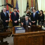 Tổng thống Trump phát biểu tại cuộc họp ở Phòng Bầu dục cùng sự tham dự của các quan chức và đại sứ Mỹ, Israel và Lebanon ngày 23-4 - Ảnh: AFP