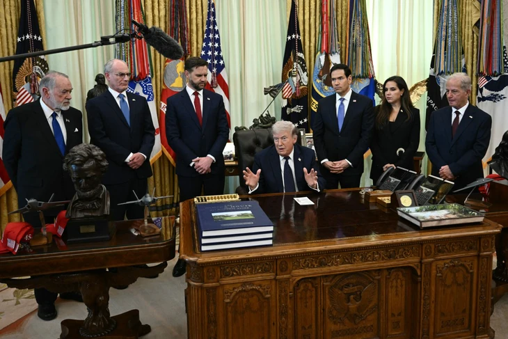 Tổng thống Trump phát biểu tại cuộc họp ở Phòng Bầu dục cùng sự tham dự của các quan chức và đại sứ Mỹ, Israel và Lebanon ngày 23-4 - Ảnh: AFP