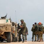 جنود جيش الاحتلال الإسرائيلي يقفون بجانب سياراتهم العسكرية في دورية على الحدود مع لبنان، 17 أبريل/نيسان الجاري (الفرنسية)