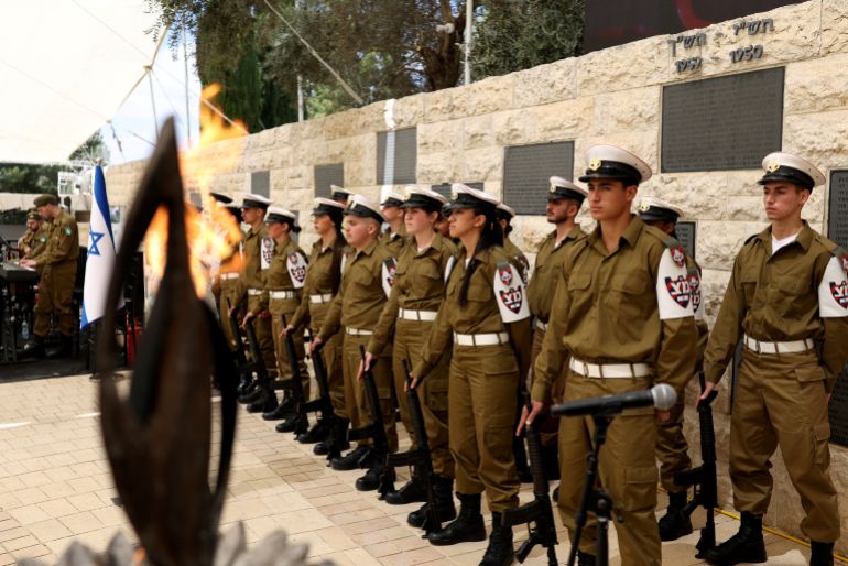 Israeli soldiers stand to attention during a ceremony commemorating Israel’s Remembrance Day for fallen soldiers, or Yom HaZikaron, at the Military Cemetery on Mount Herzl in Jerusalem on April 21, 2026.