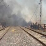 আক্রা সন্তোষপুরে অগ্নিকাণ্ডে ব্যাহত রেলচলাচল। নিজস্ব চিত্র