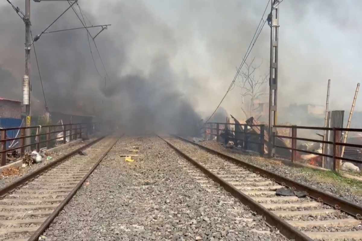 আক্রা সন্তোষপুরে অগ্নিকাণ্ডে ব্যাহত রেলচলাচল। নিজস্ব চিত্র