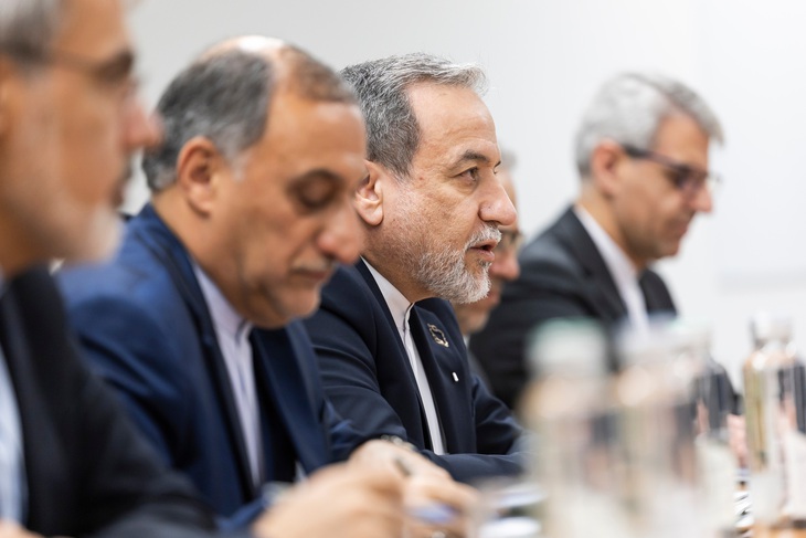 Ngoại trưởng Iran Abbas Araghchi phát biểu trong cuộc họp song phương với Thụy Sĩ tại Geneva ngày 17-2 - Ảnh: AP