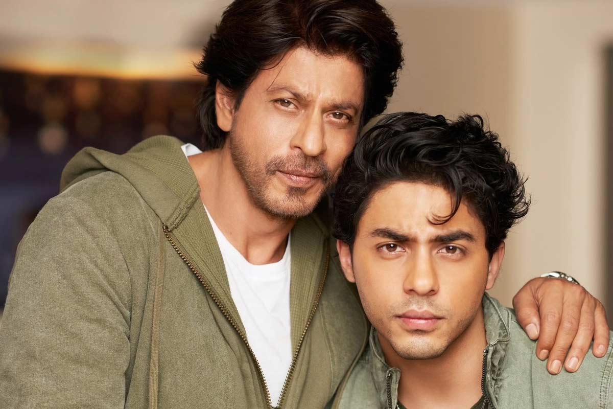 মাটিতে লুটিয়ে জুতো চুরি রুখলেন শাহরুখপুত্র আরিয়ান খান। ফাইল ছবি