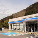 ローソン龍神村西店は和歌山県田辺市の龍神村地区で唯一のコンビニだ=2026年3月7日、山本精作撮影