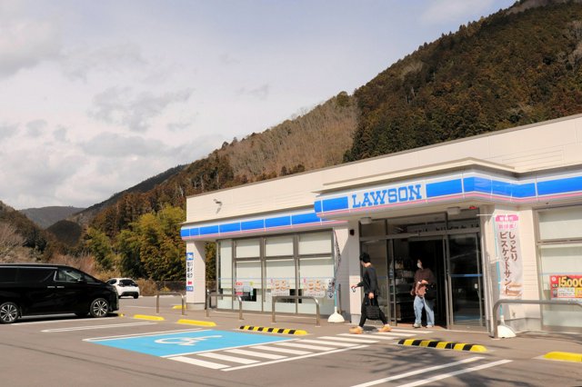 ローソン龍神村西店は和歌山県田辺市の龍神村地区で唯一のコンビニだ=2026年3月7日、山本精作撮影