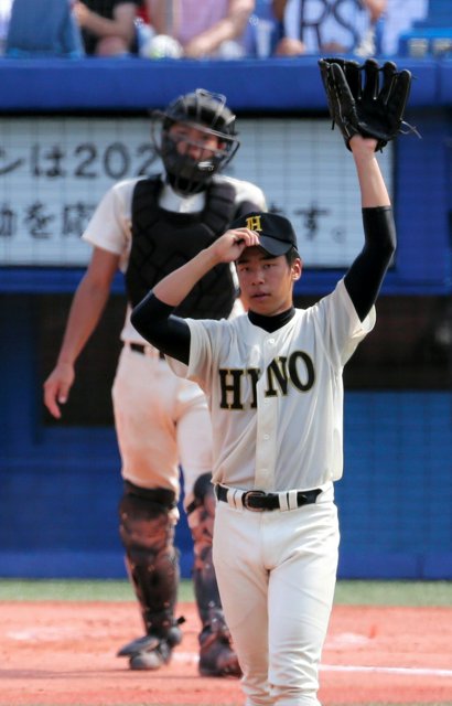 日大三と対戦した西東京大会決勝。九回、好プレーをした中堅手に向かって、日野の池田直人投手はグラブを上げてたたえた=2013年7月28日、神宮球場