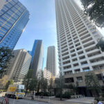 東京都心の西新宿にはタワーマンションが立ち並ぶ=2025年3月14日、東京都新宿区西新宿5丁目、木佐貫将司撮影