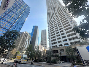 東京都心の西新宿にはタワーマンションが立ち並ぶ=2025年3月14日、東京都新宿区西新宿5丁目、木佐貫将司撮影