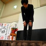 尾島紘平氏は支援者に頭を下げて「おわび」を繰り返した=2026年4月12日午後10時56分、東京都練馬区高松5丁目、立岩穣一撮影