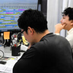 訪日客向けの観光バスを運行しているジョイフル観光の本社では、多くの予約を調整していた。4月の稼働率はほぼ100%だという=2026年4月8日午前11時6分、東京都台東区台東4丁目、小川聡仁撮影