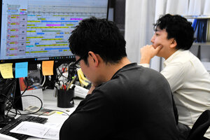 訪日客向けの観光バスを運行しているジョイフル観光の本社では、多くの予約を調整していた。4月の稼働率はほぼ100%だという=2026年4月8日午前11時6分、東京都台東区台東4丁目、小川聡仁撮影