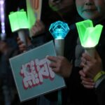 ペンライトなどを持って改憲反対デモに参加する人たち=2026年4月8日午後8時9分、大阪市北区、芹沢みなほ撮影