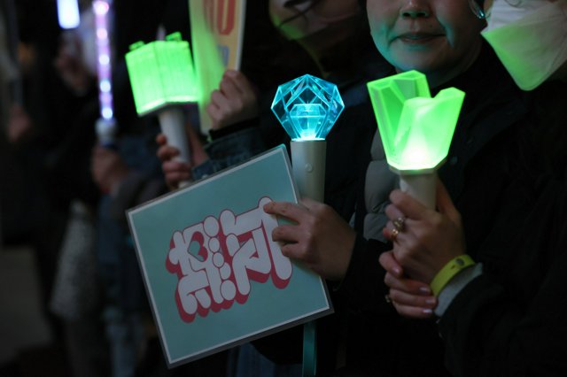 ペンライトなどを持って改憲反対デモに参加する人たち=2026年4月8日午後8時9分、大阪市北区、芹沢みなほ撮影