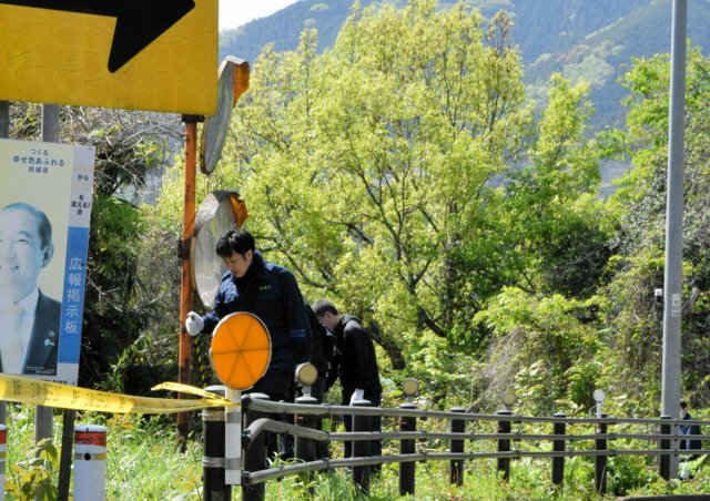 ＩＴ関連会社代表が逮捕された死体遺棄事件で、遺体を捜索する警視庁捜査員ら=2026年4月18日午後1時49分、神奈川県相模原市、平川仁撮影