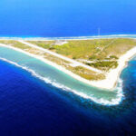 南鳥島=2003年12月、朝日新聞社機から