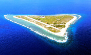 南鳥島=2003年12月、朝日新聞社機から