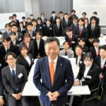 研修が終わり一息ついた斎藤さんと新入社員のみなさん=2026年4月6日午後、東京・西新宿、中島隆撮影