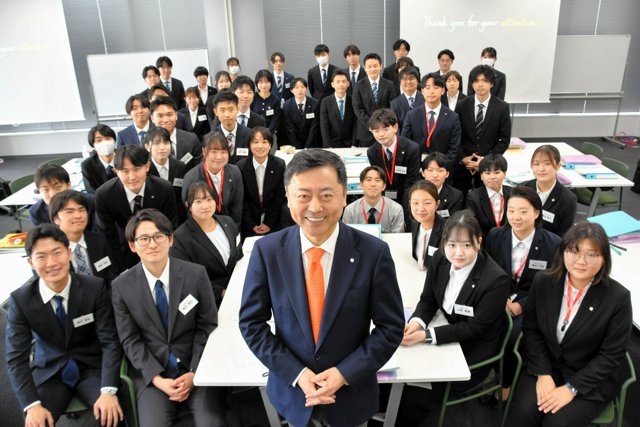 研修が終わり一息ついた斎藤さんと新入社員のみなさん=2026年4月6日午後、東京・西新宿、中島隆撮影