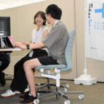 クールビズが始まり、Tシャツや短パン姿で仕事をする東京都の職員たち=2026年4月22日、東京都庁