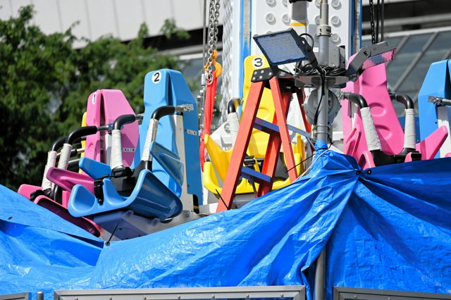 点検中の従業員が挟まれる事故が起きた遊具=2026年4月22日午前9時12分、東京都文京区後楽1丁目、堅島敢太郎撮影