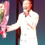 2004年4月の東京・浅草公会堂でのイベントで「あゝ上野駅」を歌う井沢八郎さん=2004年4月2日、東京都台東区、向井貴之撮影