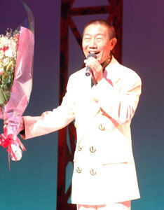 2004年4月の東京・浅草公会堂でのイベントで「あゝ上野駅」を歌う井沢八郎さん=2004年4月2日、東京都台東区、向井貴之撮影